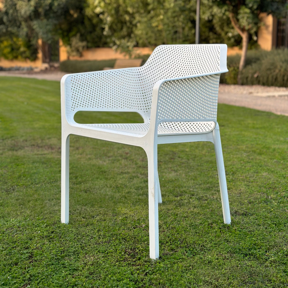 White Dot Chair for Outdoor Furniture – Modern plastic chair that complements outdoor furniture sets