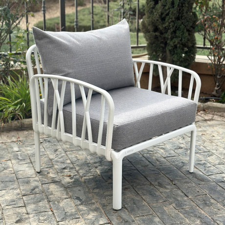 Traverse Armchair for Outdoor Furniture – Elegant plastic armchair with armrests for outdoor relaxation